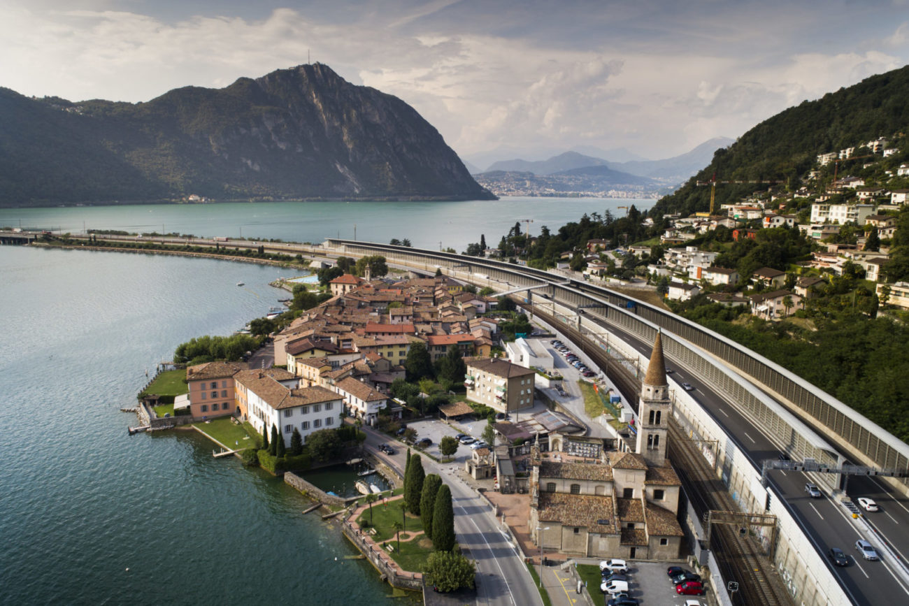 Bissone: Comune di Bissone . Nella foto una  veduta panoramica aerea del paese di Bissone attraversato dall'autostrada A2 (ripari fonici) . © Ti-Press / Alessandro Crinari