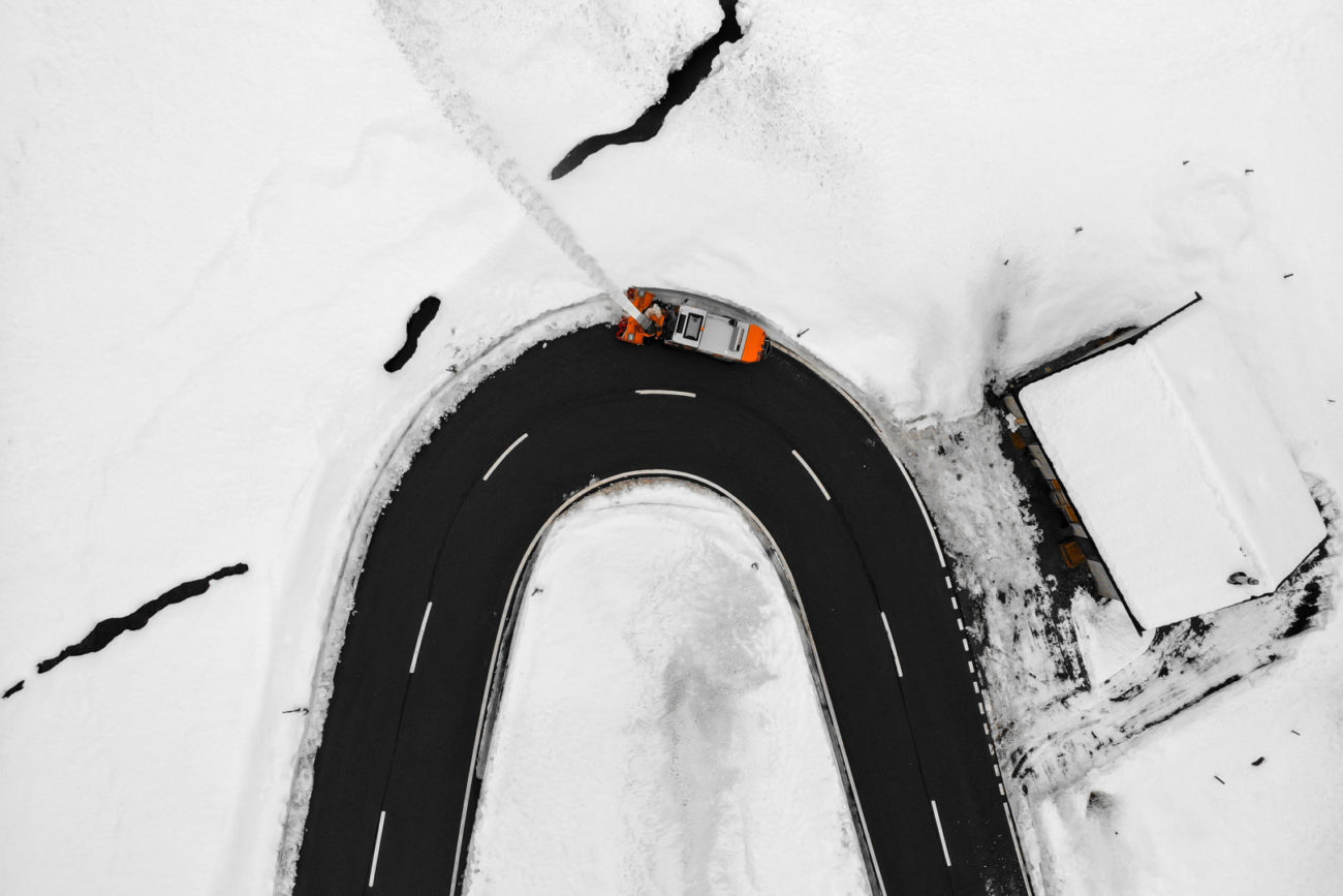 San Bernardino: innvevamento, neve ad alta quota. nella foto una veduta aerea panoramica della strada cantonale innevata mentre viene pulita da uno spazzaneve. 
© Ti-Press / Pablo Gianinazzi