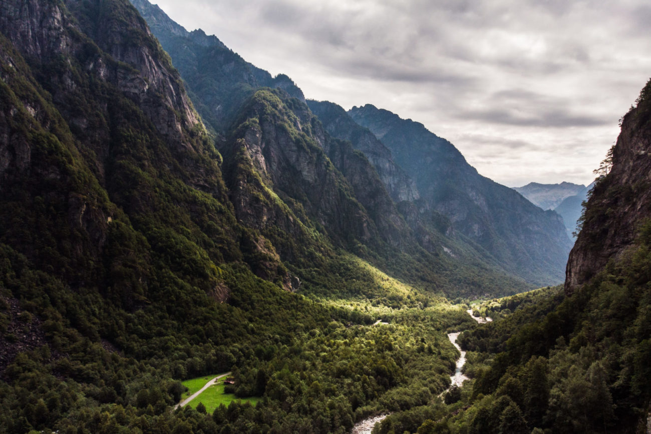 Foroglio: vedute aeree Valle Bavona. Nella foto una veduta aerea panoramica della Valle Bavona.
© Ti-Press / Alessandro Crinari