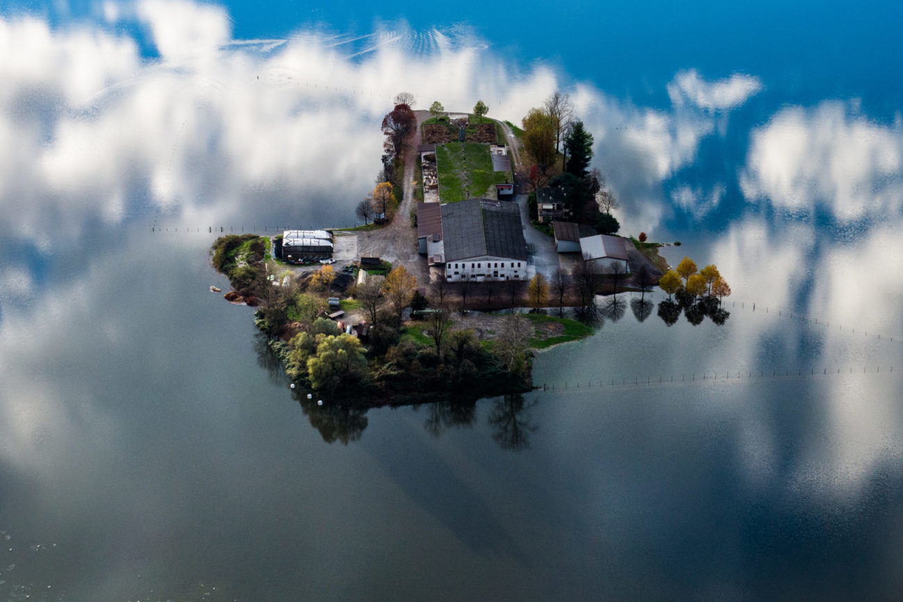 SWISS PRESS PHOTO 2015. Terzo premio Categoria "Attualità".
16.11.2004 - Ticino: maltempo, allagamenti
Magadino: esondazione Lago Maggiore. Nella foto un'azienda agricola nel pressi dell'aeroporto di Magadino (Piano di Magadino) completamente circondata dall'acqua esondata dal lago di Locarno.     © Keystone / Ti-Press / Gabriele Putzu