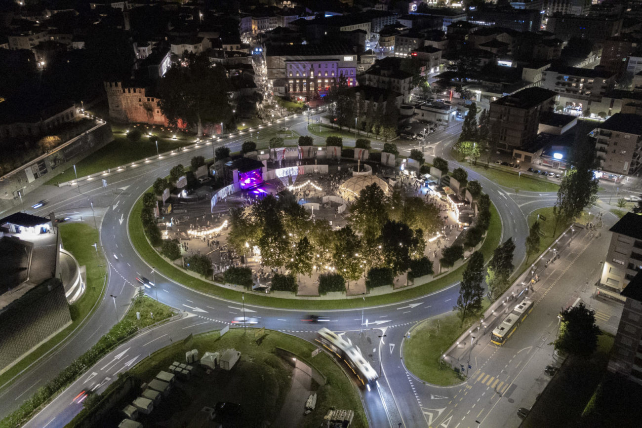 Locarno: 75mo Locarno Film Festival, Rotonda La Mobiliare. Nella foto, veduta panoramica aerea della rotonda di Piazza Castello allestita per il 75mo Locarno Film Festival. © Ti-Press / Samuel Golay