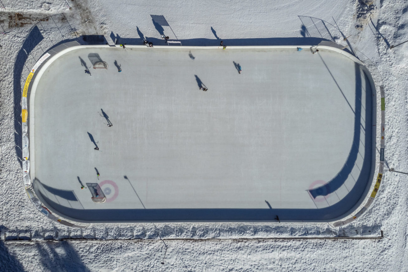 San Bernardino: vedute e scorci infrastrutture sportive. Nella foto una veduta panoramica aerea di San Bernardino, in particolare la pista di pattinaggio scoperta. © Ti-Press / Massimo Piccoli