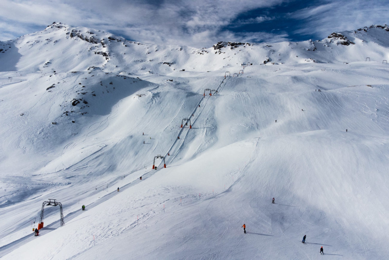 San Bernardino (GR):  apertura impianti di risalita San Bernardino Sport Arena. Nella foto, una veduta panoramica aerea sulle piste da sci della San Bernardino Sport Arena con lo ski lift Lares in funzione. © Keystone - SDA / Ti-Press / Samuel Golay
