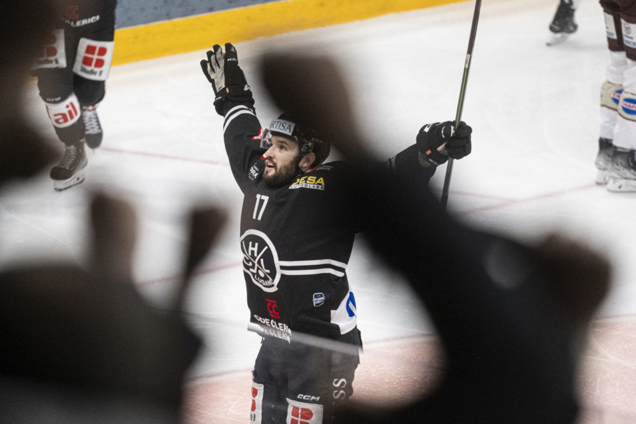 Lugano's player Luca Fazzini, celebrate 2-1 gool, during the first leg of the National League Swiss Championship quarter final playoff game between HC Lugano against Geneve Servette HC at the ice stadium Corner Arrena, thursday, March 22, 2023. (KEYSTONE/Ti-Press/Pablo Gianinazzi)