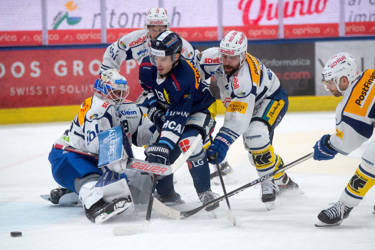 From left, Kloten's goalkeeper Sandro Zürkirchen, Ambri's player Manix Eric Landry and Kloten's player Leonardo Profico, during the preliminary round game of National League A (NLA) Swiss Championship 2023/24 between, HC Ambri Piotta against EHC Kloten, at the Gottardo Arena in Ambri, Saturday, January 13, 2024 © Keystone - SDA / Ti-Press/Samuel Golay)