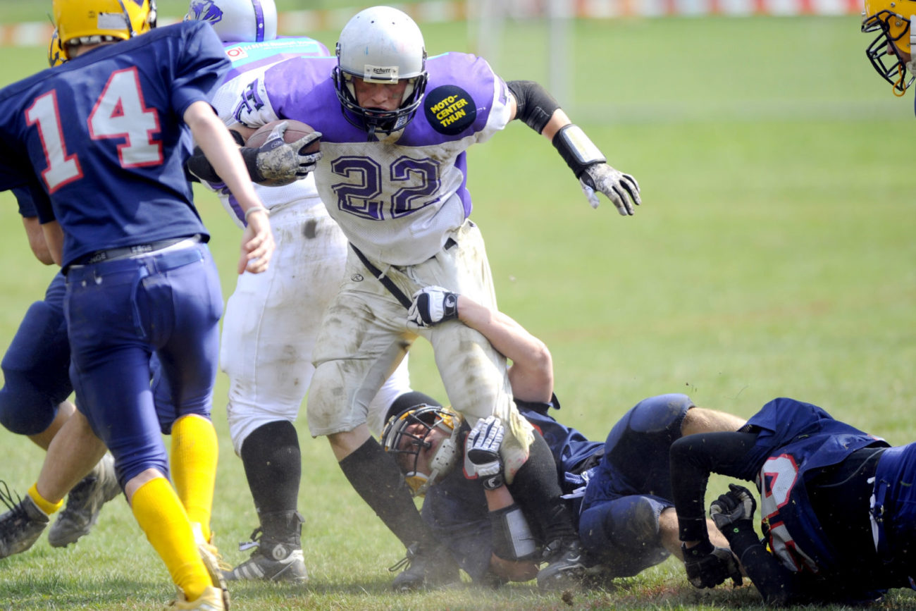 Bellinzona: Football Americano, campionato Junior U19 ,Afta Lakers Lugano - Thun Tigers. Nella foto un azione di gioco tra il Lugano Lakers (blu) e il Thun (bianco) con al centro Jonatan Brunner (T) in azione. © Ti-Press / Samuel Golay