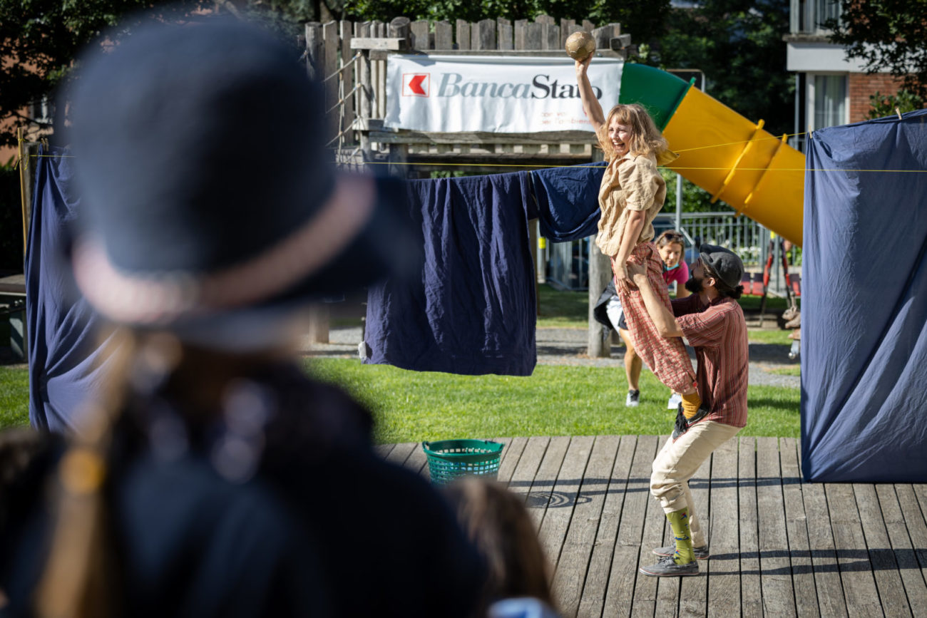 Savosa: Scollinando 2021, Appendi-abitu. Nella foto un momento durante lo spettacolo, Appendi-Abitu, acrobatico e di clow-neria, con studenti dell'Accademia Dimitri a Savosa.
© Ti-Press / Massimo Piccoli
