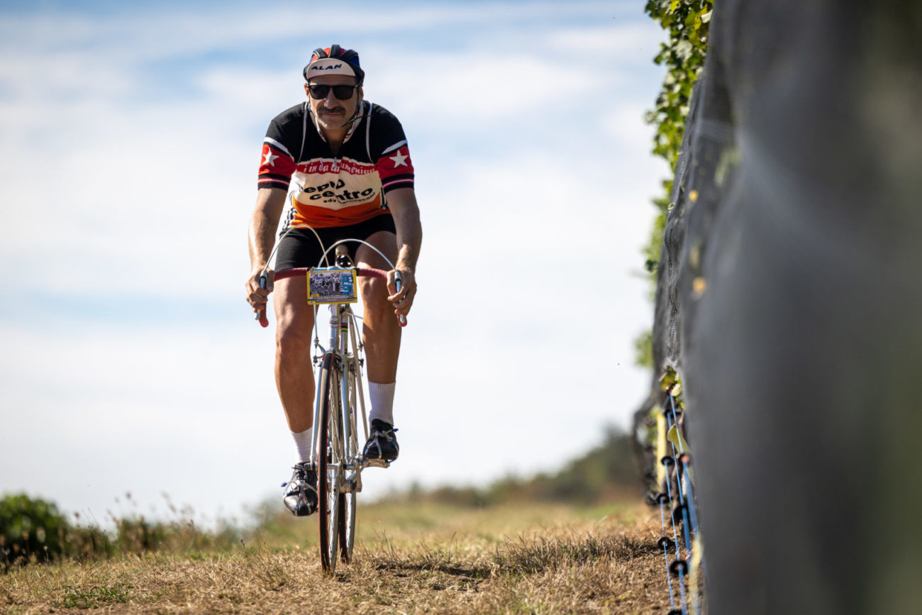 Mendrisio: La Belvedere 2022, pedalata ciclostorica non competitiva. Nella foto biciclette e costumi d'epoca sulle strade del Mendrisiotto. © Ti-Press / Massimo Piccoli